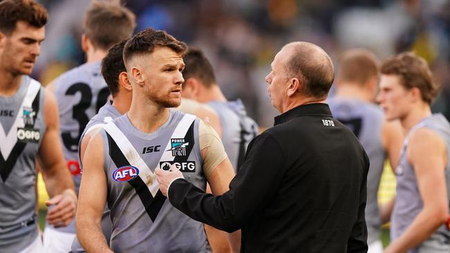 Power coach Ken Hinkle speaks to Robbie Gray during the quarter time break on Saturday. Picture: Getty Images