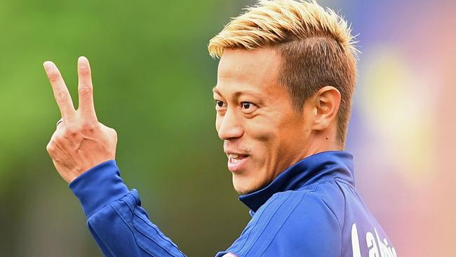 MELBOURNE, AUSTRALIA - NOVEMBER 02:  Keisuke Honda of the Victory signals to his team mates during a Melbourne Victory A-League training session at Gosch's Paddock on November 2, 2018 in Melbourne, Australia.  (Photo by Quinn Rooney/Getty Images)