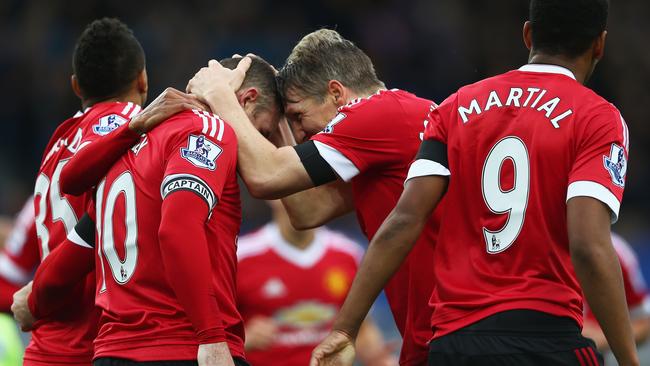 LIVERPOOL, ENGLAND - OCTOBER 17: Wayne Rooney (2nd L) of Manchester United celebrates scoring his team's third goal with his team matesduring the Barclays Premier League match between Everton and Manchester United at Goodison Park on October 17, 2015 in Liverpool, England. (Photo by Clive Brunskill/Getty Images)