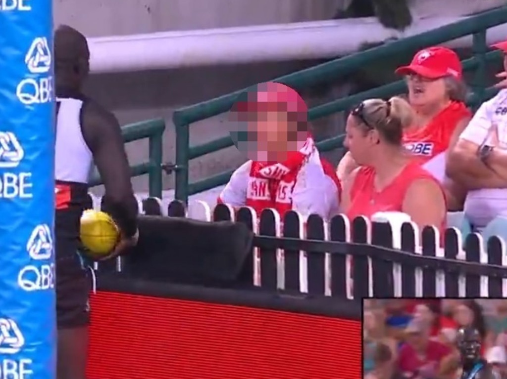 The teen was dressed down by Aliir Aliir at the boundary fence. Picture: 7News.