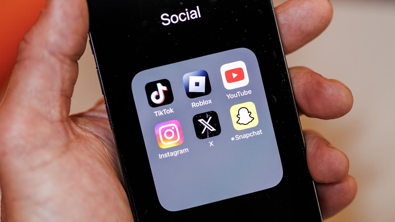 A one-day inquiry probing the government’s proposed social media age limit has said platforms should not be able to call on users to use passports, and government-issued ID to verify their age. Picture: NewsWire/ Aaron Francis