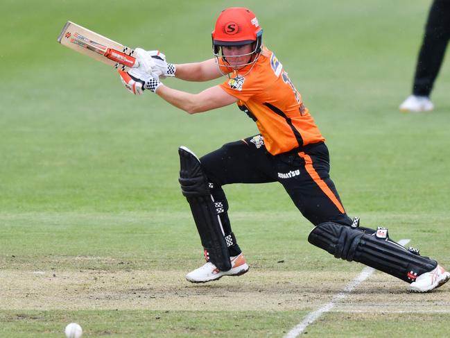 ADELAIDE, AUSTRALIA - NOVEMBER 11: Beth Mooney of the Perth Scorchers bats during the Women's Big Bash League match between the Sydney Thunder and the Perth Scorchers at Karen Rolton Oval, on November 11, 2021, in Adelaide, Australia. (Photo by Mark Brake/Getty Images)