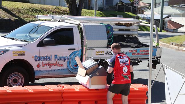 Border bedlam on the QLD/NSW border at the Dixon St roundabout. Picture Glenn Hampson