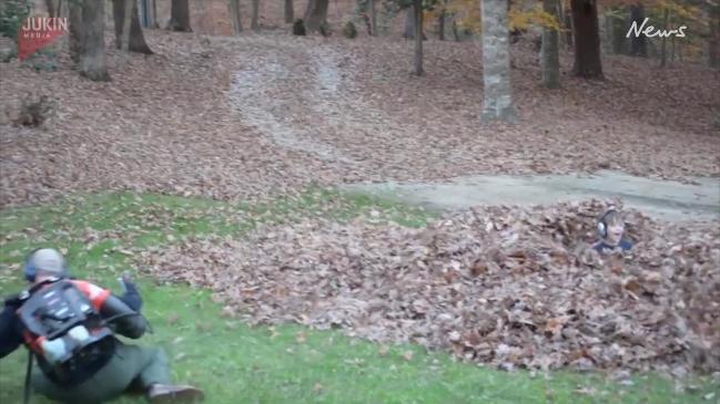 Leaf-blowing dad scared by kids