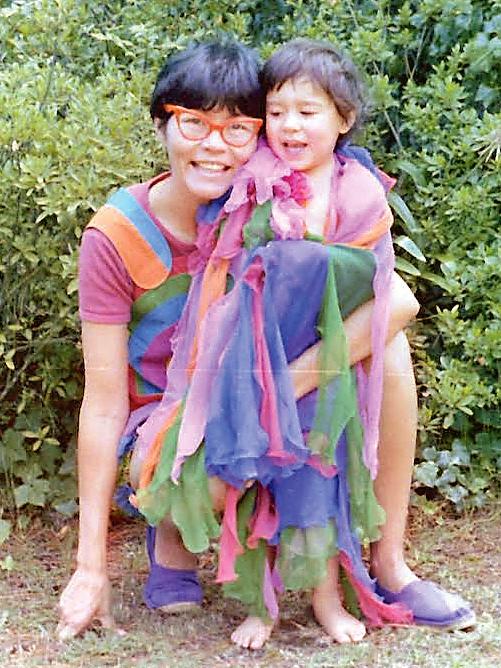 Kee with daughter Grace at home in Blackheath in the NSW Blue Mountains in 1978. (Courtesy of Grace Heifetz for Stellar)