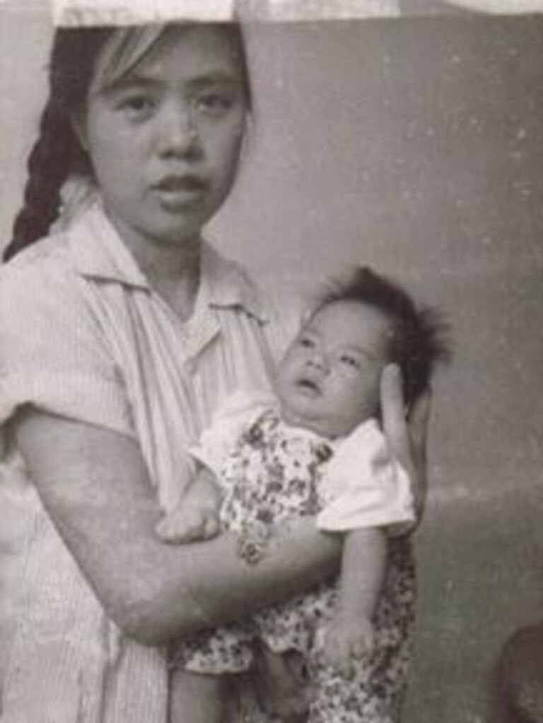 Baby Sui Yu with her mother Xu Wen Huang, circa 1958