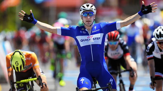 Elia Viviani pips Ewan for the win in Victor Harbor. Picture: Daniel Kalisz (Getty).