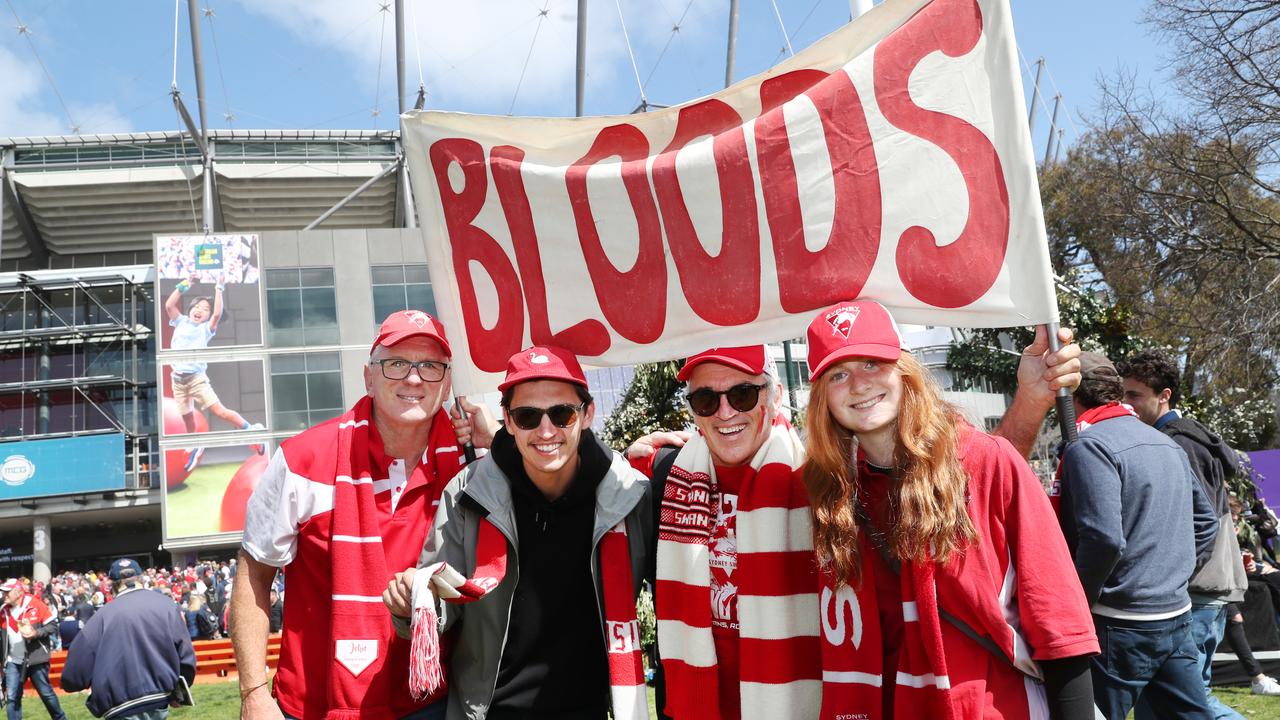 MELBOURNE, AUSTRALIA – NewsWire Photos, SEPTEMBER 24, 2022. Fans start arriving for the 2022 AFL Grand Final in Melbourne. Picture: NCA NewsWire / David Crosling