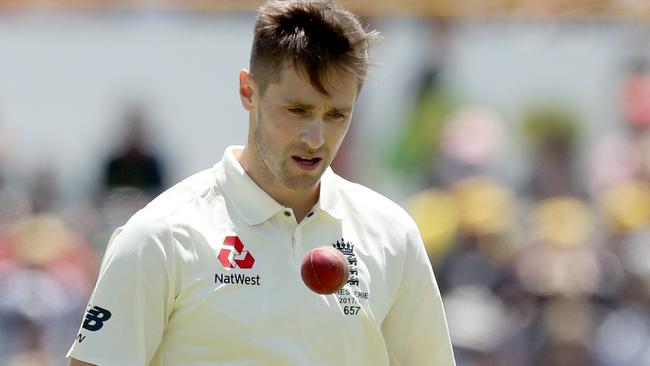 Chris Woakes of England prepares to bowl on Day 4 of the Third Test match between Australia and England at the WACA in Perth, Sunday, December 17, 2017. (AAP Image/Richard Wainwright) NO ARCHIVING, EDITORIAL USE ONLY, IMAGES TO BE USED FOR NEWS REPORTING PURPOSES ONLY, NO COMMERCIAL USE WHATSOEVER, NO USE IN BOOKS WITHOUT PRIOR WRITTEN CONSENT FROM AAP