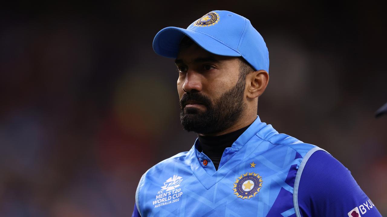 PERTH, AUSTRALIA - OCTOBER 30: Dinesh Karthik of India leaves the field in with an injury during the ICC Men's T20 World Cup match between India and South Africa at Perth Stadium on October 30, 2022 in Perth, Australia. (Photo by Paul Kane/Getty Images)