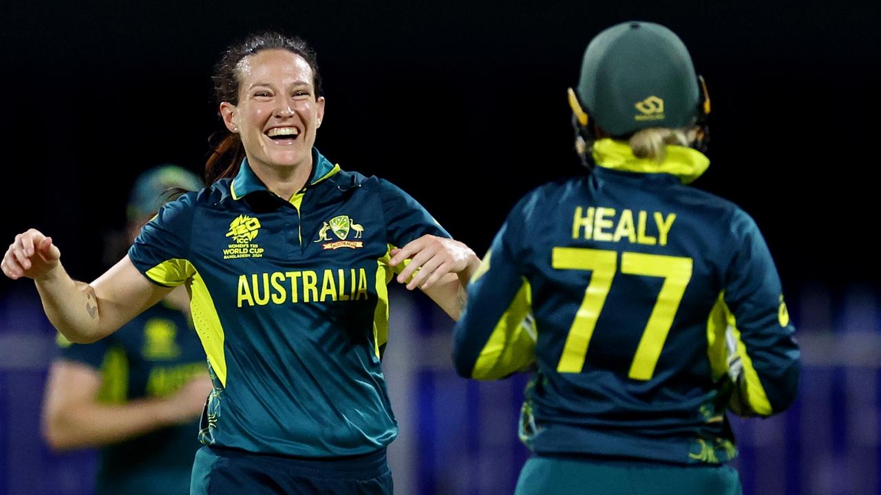 Schutt makes World Cup history as Australia destroys New Zealand