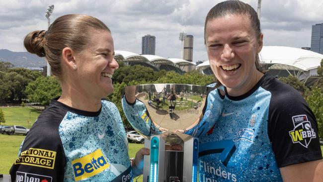 ADELAIDE, AUSTRALIA - NewsWire Photos 1,December, 2023: Brisbane Heat captain Jess Jonassen and Adelaide Strikers captain Tahlia McGrath holds the WBBL Grand Final trophy at Montefiore Hill. Picture: NCA NewsWire / Kelly Barnes