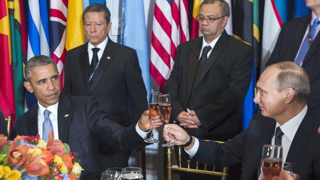US President Barack Obama(C) toasts with Russian President Vladimir Putin(L) during a luncheon hosted by UN Secretary-General Ban Ki-moon on September 28, 2015 at the UN in New York. AFP PHOTO / HANDOUT / UNITED NATIONS / AMANDA VOISARD == RESTRICTED TO EDITORIAL USE / MANDATORY CREDIT: 
