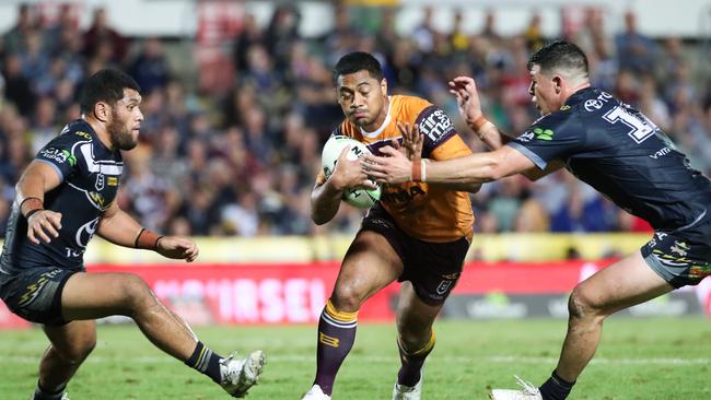 Anthony Milford splits the Cowboys. Picture: Michael Chambers, AAP