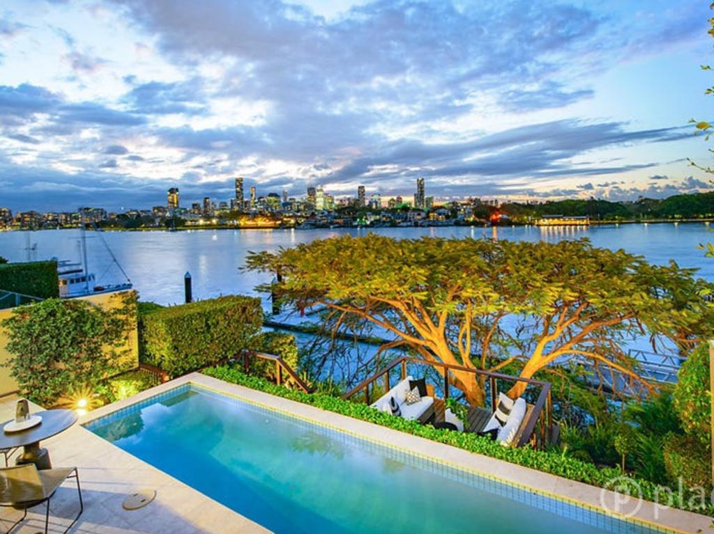الرئيس التنفيذي لشركة كلينيكال لابز الأسترالية ، منزل ميليندا ماكغراث على ضفاف النهر في بريزبين.