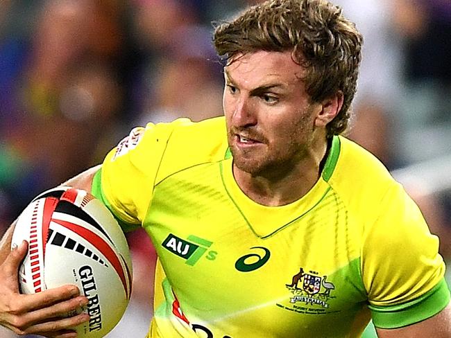 SYDNEY, AUSTRALIA - JANUARY 28:  Lewis Holland of Australia breaks away from the defence in the MenÃ•s final match against South Africa during day three of the 2018 Sydney Sevens at Allianz Stadium on January 28, 2018 in Sydney, Australia.  (Photo by Bradley Kanaris/Getty Images)