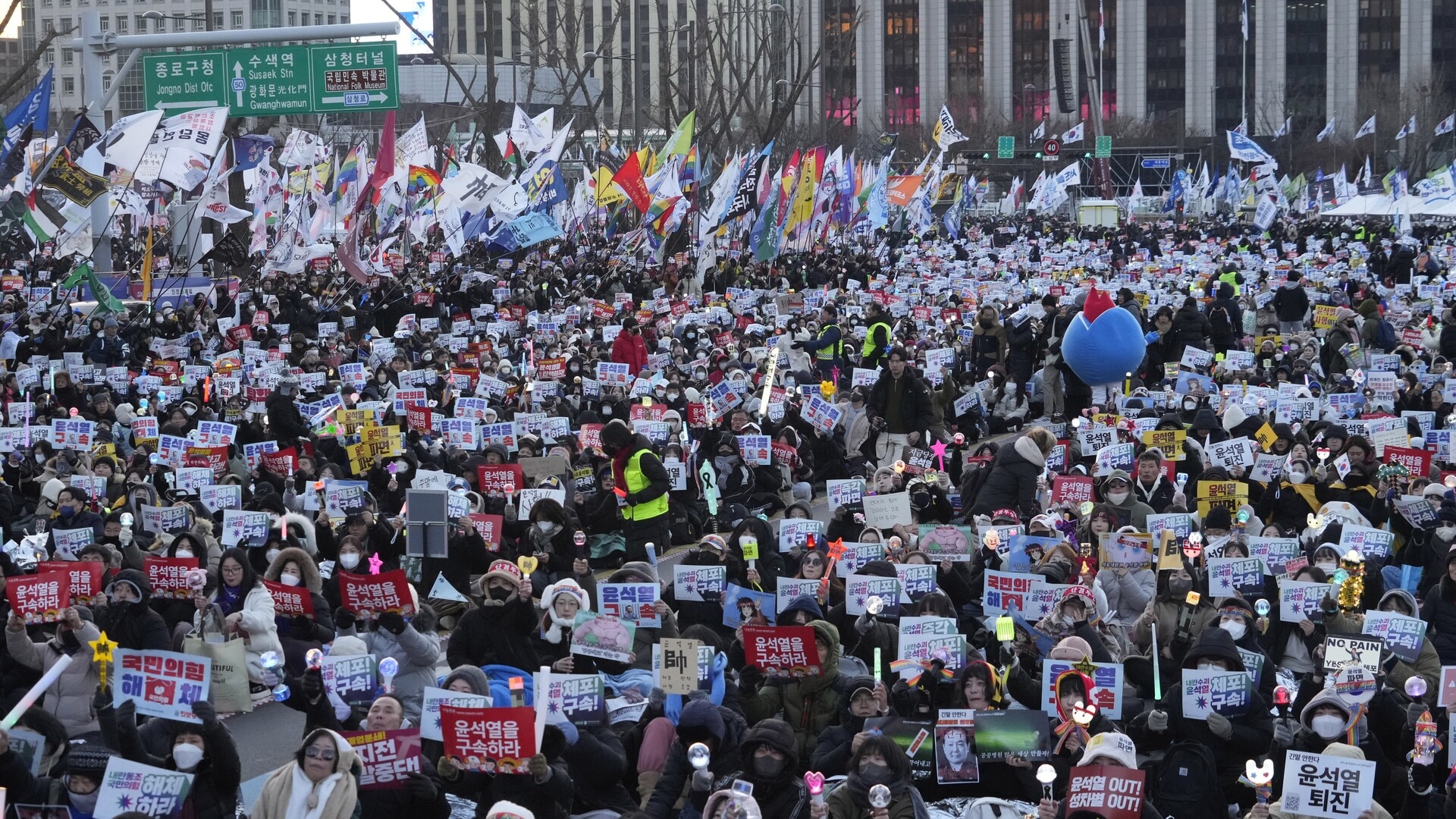 Authorities make second attempt to detain impeached South Korean president
