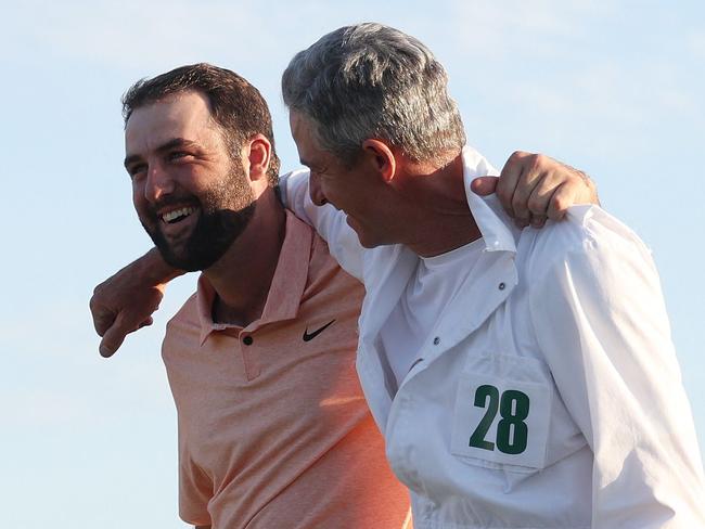 AUGUSTA, GEORGIA - APRIL 14: Scottie Scheffler of the United States and caddie Ted Scott celebrate on the 18th green after winning the 2024 Masters Tournament at Augusta National Golf Club on April 14, 2024 in Augusta, Georgia.   Warren Little/Getty Images/AFP (Photo by Warren Little / GETTY IMAGES NORTH AMERICA / Getty Images via AFP)