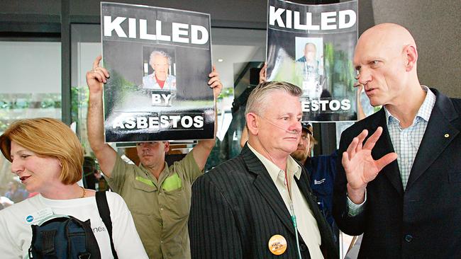 Karen and Bernie Banton (with then Labour MP Peter Garrett) protesting against James Hardie's delay at not signing legally binding agreements over compensation guarantees. (Pic: Toby Zerna)