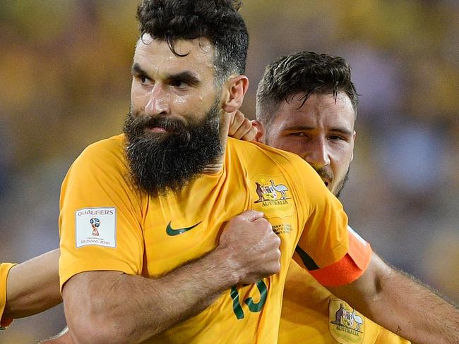SYDNEY, AUSTRALIA - NOVEMBER 15:  Mile Jedinak of Australia celebrates scoring a goal with team mates during the 2018 FIFA World Cup Qualifiers Leg 2 match between the Australian Socceroos and Honduras at ANZ Stadium on November 15, 2017 in Sydney, Australia.  (Photo by Brett Hemmings/Getty Images)