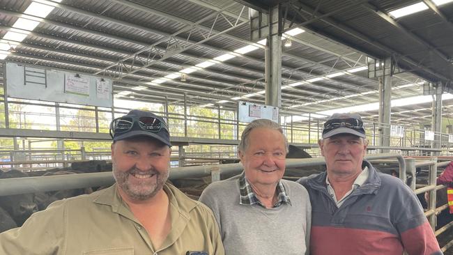 Rob Cumming, centre with his sons Shane, left, and Robert at the Yea November weaner sale. The Cumming family sold a large line of Angus weaner steers and heifers.