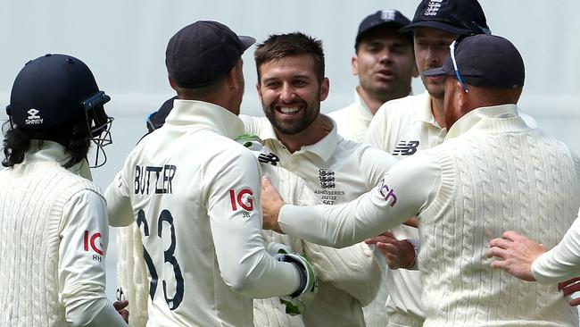 England's Mark Wood (centre) celebrates the wicket of Australia's batsman Marnus Labuschagne. Picture: AFP