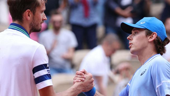 Australia's Alex De Minaur (R) shakes hands with Russia's Daniil Medvedev after winning at the end of their men's round of sixteen singles match on Court Suzanne-Lenglen on day nine of the French Open tennis tournament at the Roland Garros Complex in Paris on June 3, 2024. (Photo by ALAIN JOCARD / AFP)