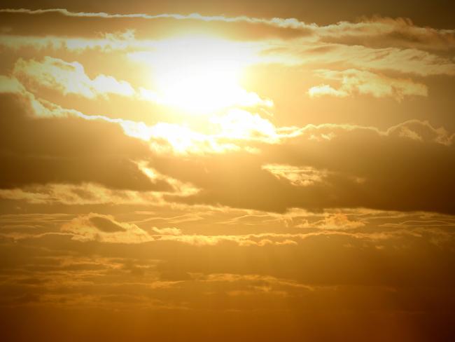 A cloudy,Sunny start to Monday seen from Sydneys eastern suburbs .pic John Grainger