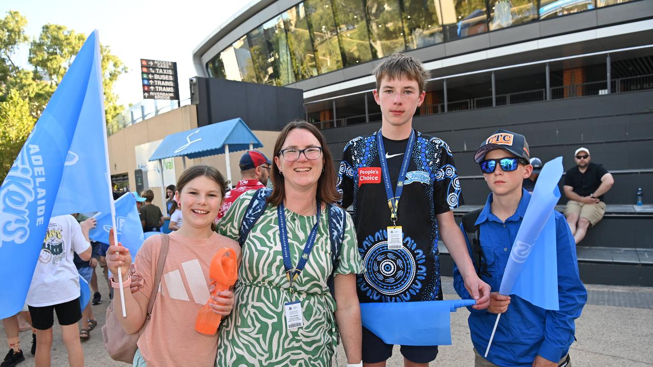 20/12/24. Gallery Big Bash - Adelaide Strikers v Melbourne Stars at Adelaide Oval. Picture: Keryn Stevens