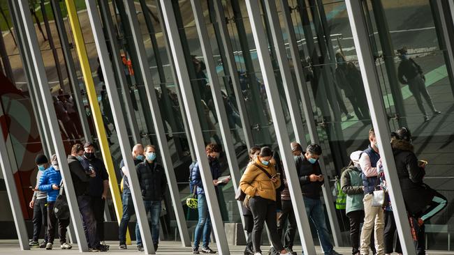 People line up outside the Melbourne Exhibition Centre vaccination centre for their jabs. Picture: Darrian Traynor/Getty Image)