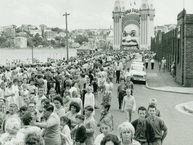 Queue for entry to Luna Park c.1962. Photo: Stanton Library Collection