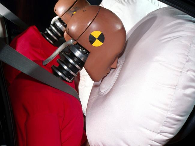 03/07/2000 LIBRARY: JULY 2000 : Holden passenger airbag deploys simultaneously with driver's airbag, 07/00. Pic Holden. Motor Vehicles / Cars / Equipment / Safety Research