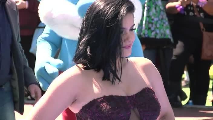 How to Show Off Underboob Like It's NBD, as Illustrated by Ariel Winter &  12 More Celebs - Yahoo Sports