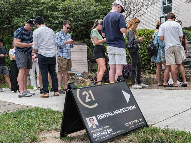 SYDNEY, AUSTRALIA - NewsWire Photos, FEBRUARY 03, 2024 : A crowd is queuing up for an open inspection of a rental property located in Bondi. Picture: NCA NewsWire / Flavio Brancaleone