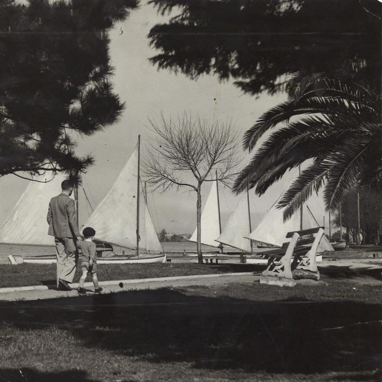 1947. Small sailing crafts on Albert Park lake.