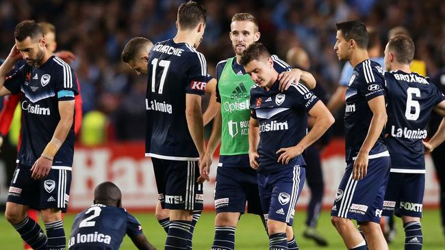 Melbourne Victory and teammates look dejected.