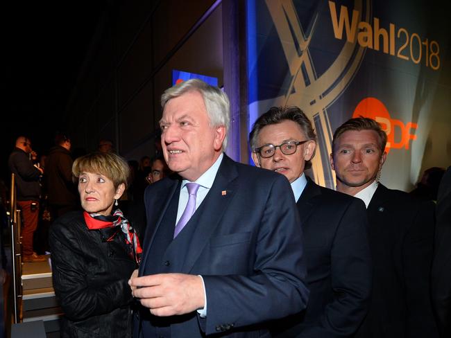 Hesse's State Premier and Deputy Chairman of the Christian Democratic Union (CDU), Volker Bouffier (C) and his wife Ursula leave the TV studio after the state elections in Hesse (Hessen) at the state parliament in Wiesbaden, western Germany on October 28, 2018. (Photo by Thomas KIENZLE / AFP)