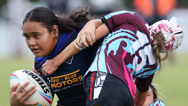 Mabel Park’s Rangimaria Hurae-Poi brushes off Keebra’s Jyanti Kingi. Picture: Glenn Hampson