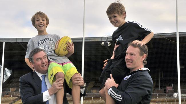 n48me111 Federal MP Lindsay Tanner making announcement of redevelopment for Victoria Park bottom left . Eddie McGuire , with Tyler-10 ( grey top ) , Callum -12 children of assistant coach Gavin Brown .