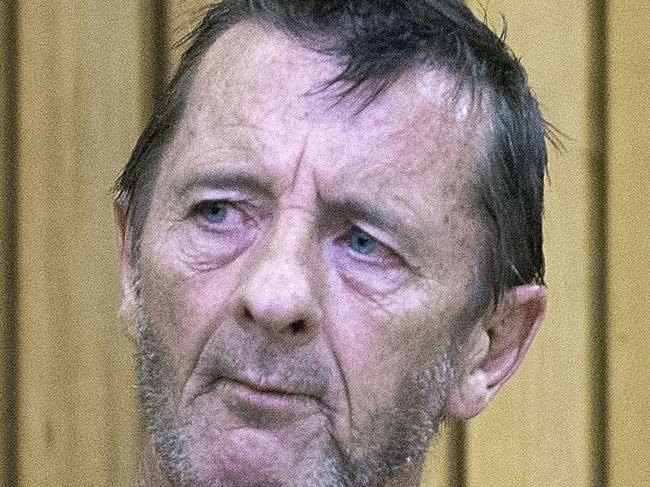 (FILES) This file photo taken on November 26, 2014 shows former AC/DC drummer Phil Rudd standing in the dock at the High Court in Tauranga. New Zealand prosecutors revealed on December 5, 2014 that AC/DC drummer Phil Rudd's legal woes stem from a telephone call in which he allegedly threatened to kill a contractor and his daughter. AFP PHOTO / FILES / MARTY MELVILLE