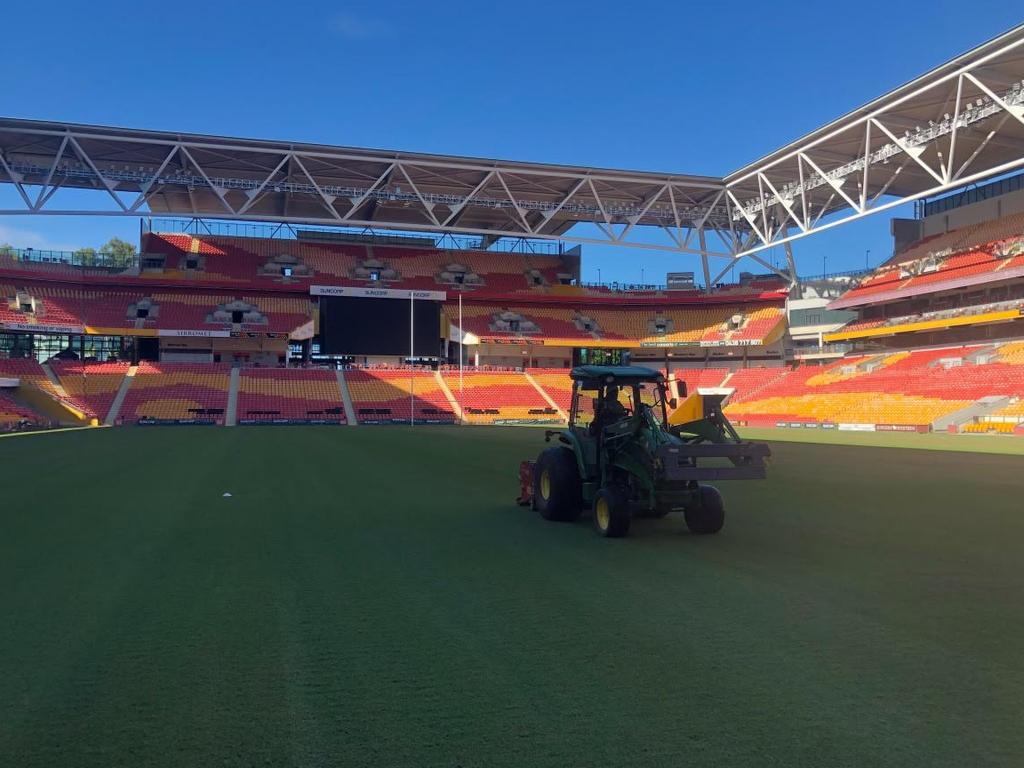 Ground staff hard at work on the Suncorp surface.