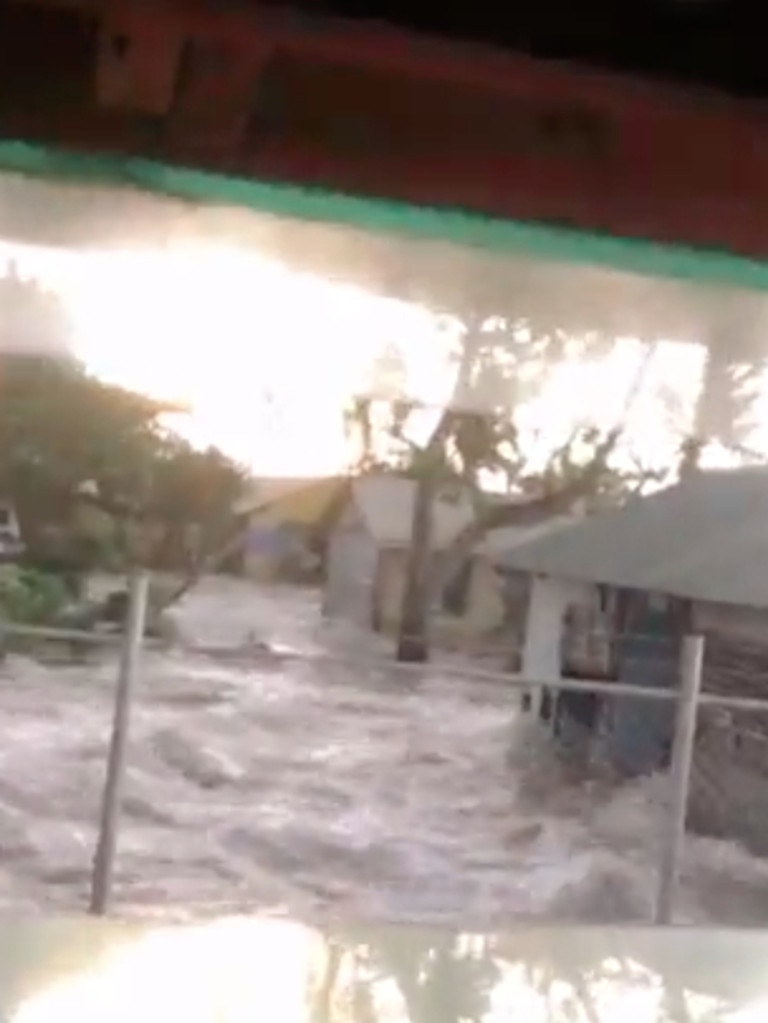 Tsunami waves hit Tonga. Picture: Johnny Teisi/Twitter