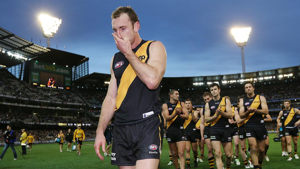20 JULY 2020 - Former AFL footballer Shane Tuck has died at the age of 38. Tuck played 173 matches for the Richmond Tigers between 2004 and 2013. MELBOURNE, AUSTRALIA - SEPTEMBER 08: Shane Tuck of the Tigers walks off after their defeat and gets clapped off by teamates during the First Elimination Final AFL match between the Richmond Tigers and the Carlton Blues at Melbourne Cricket Ground on September 8, 2013 in Melbourne, Australia. (Photo by Michael Dodge/Getty Images)
