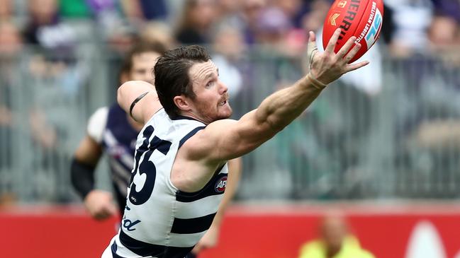 Patrick Dangerfield stretches for the ball. Picture: AAP