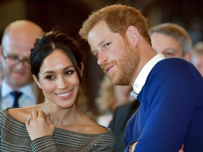 TOPSHOT - Britain's Prince Harry and his fiancée US actress Meghan Markle watch a dance performance by Jukebox Collective during a visit at Cardiff Castle in Cardiff, south Wales on January 18, 2018, for a day showcasing the rich culture and heritage of Wales. / AFP PHOTO / POOL / Ben Birchall
