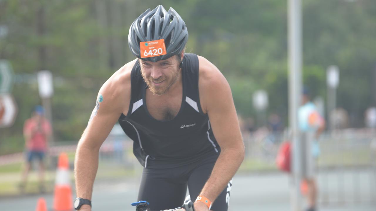 Liam O'Connor heads up Alex Hill at the sprint event at the 2023 Mooloolaba Triathlon.