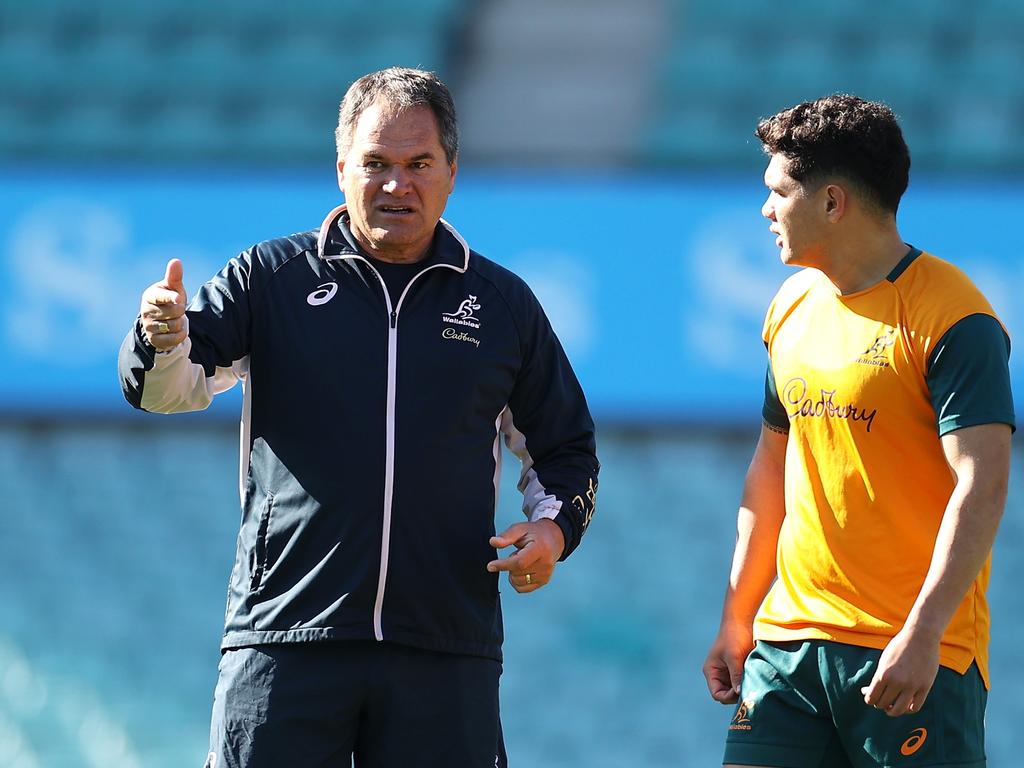 SYDNEY, AUSTRALIA - JULY 15: Wallabies coach Dave Rennie speaks to Noah Lolesio during the Australia Wallabies Captain's Run at Sydney Cricket Ground on July 15, 2022 in Sydney, Australia. (Photo by Mark Kolbe/Getty Images)