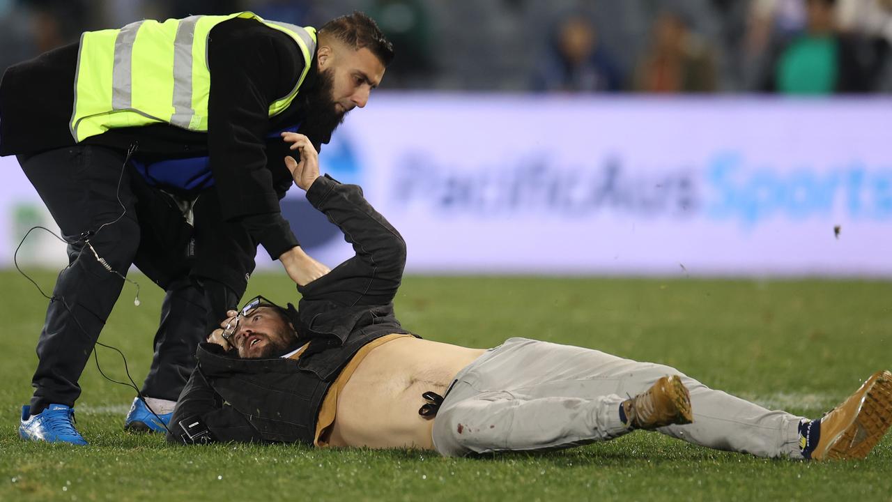 Got him. (Photo by Mark Kolbe/Getty Images)