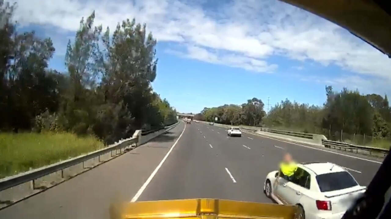 Hume Highway: Road rage video, man throws bottle at truck | Daily Telegraph