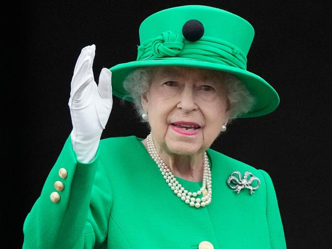 TOPSHOT - Britain's Queen Elizabeth II waves to the crowd from Buckingham Palace balcony at the end of the Platinum Pageant in London on June 5, 2022 as part of Queen Elizabeth II's platinum jubilee celebrations. - The curtain comes down on four days of momentous nationwide celebrations to honour Queen Elizabeth II's historic Platinum Jubilee with a day-long pageant lauding the 96-year-old monarch's record seven decades on the throne. (Photo by Frank Augstein / POOL / AFP)